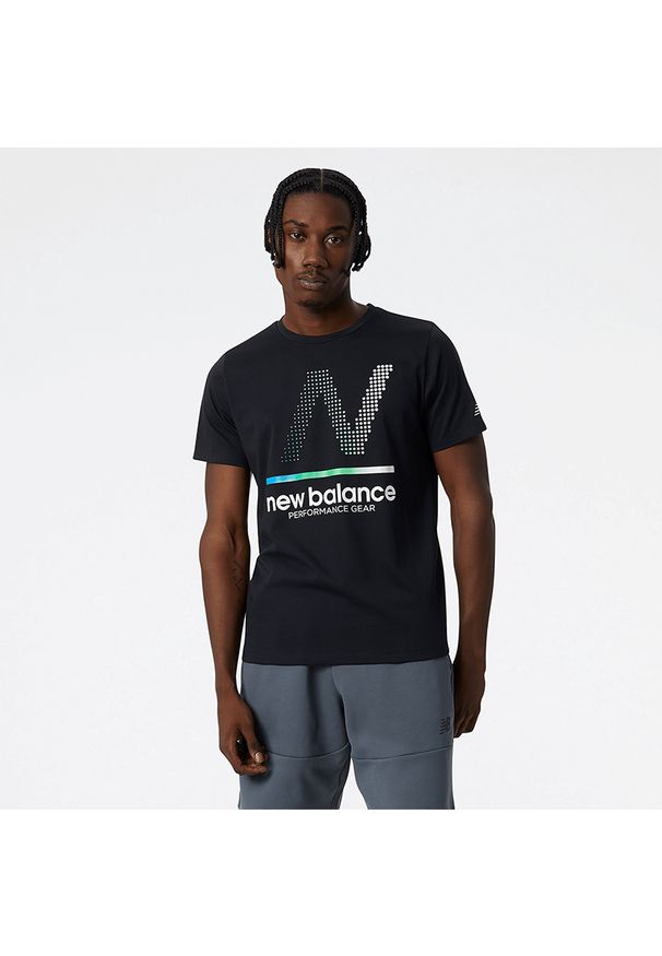 Koszulka New Balance MT11071BKY – czarna. Kolor: czarny. Materiał: materiał, poliester. Długość: długie. Wzór: nadruk. Sport: fitness