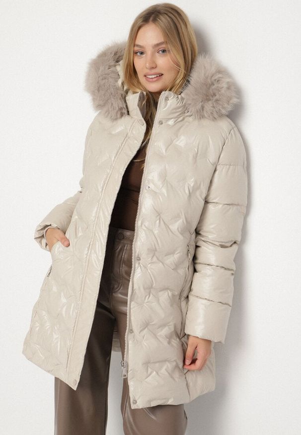 Born2be - Ciemnobeżowa Pikowana Kurtka z Kapturem z Futrem i Wiązanym Paskiem Zenilka. Okazja: na co dzień. Typ kołnierza: kaptur. Kolekcja: plus size. Kolor: beżowy. Materiał: futro. Styl: casual, elegancki