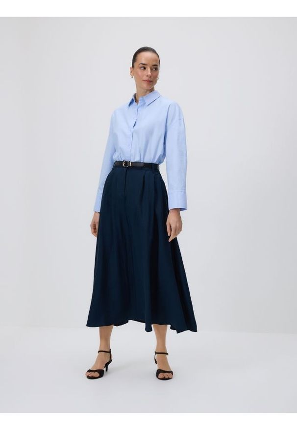 Reserved - Spódnica midi z paskiem - granatowy. Kolor: niebieski. Materiał: wiskoza, tkanina, len