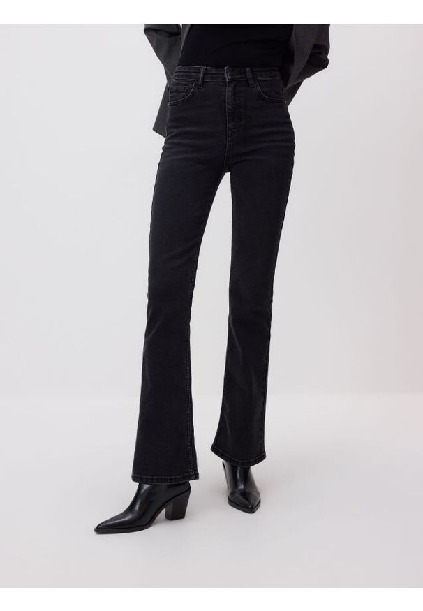 Reserved - Jeansy flare bootcut - czarny. Kolor: czarny