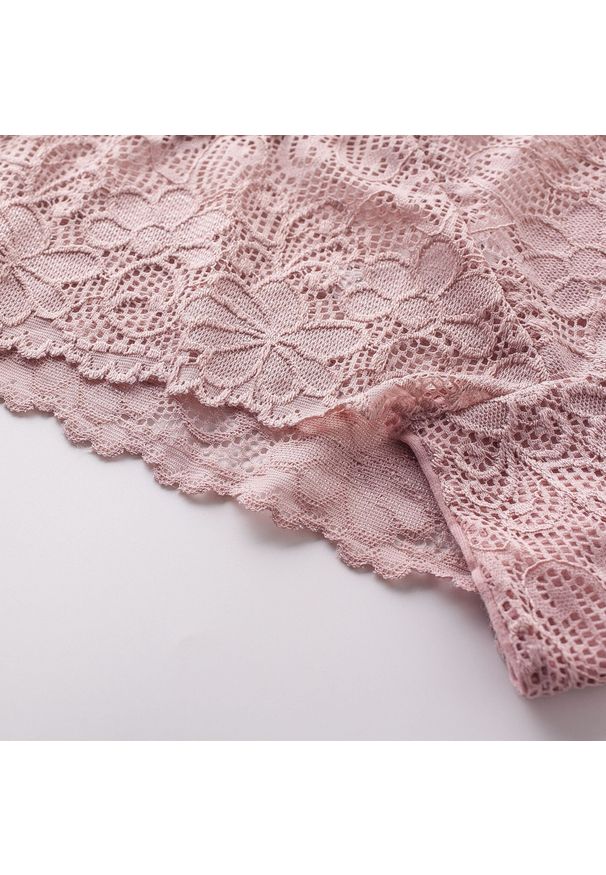 Intica - Koronkowe majtki brazylijskie z kokardką Boksoon. Kolor: fioletowy. Materiał: koronka. Wzór: koronka