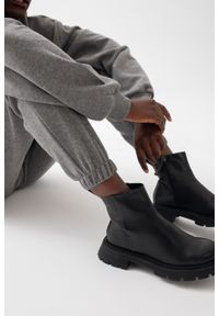 Marsala - Spodnie dresowe typu jogger w kolorze DEEP GREY MELANGE - DISPLAY. Stan: podwyższony. Materiał: dresówka. Wzór: melanż. Styl: klasyczny, elegancki
