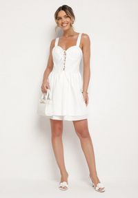 Born2be - Biała Bawełniana Sukienka Vices w Rustykalnym Stylu z Wiązaniem Fenavira. Okazja: na co dzień. Kolor: biały. Materiał: bawełna. Długość rękawa: na ramiączkach. Wzór: aplikacja. Styl: casual #2