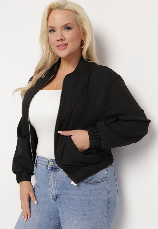 Born2be - Czarna Bluza Bomberka z Kieszeniami z Kaplami Bervialia. Kolekcja: plus size. Kolor: czarny