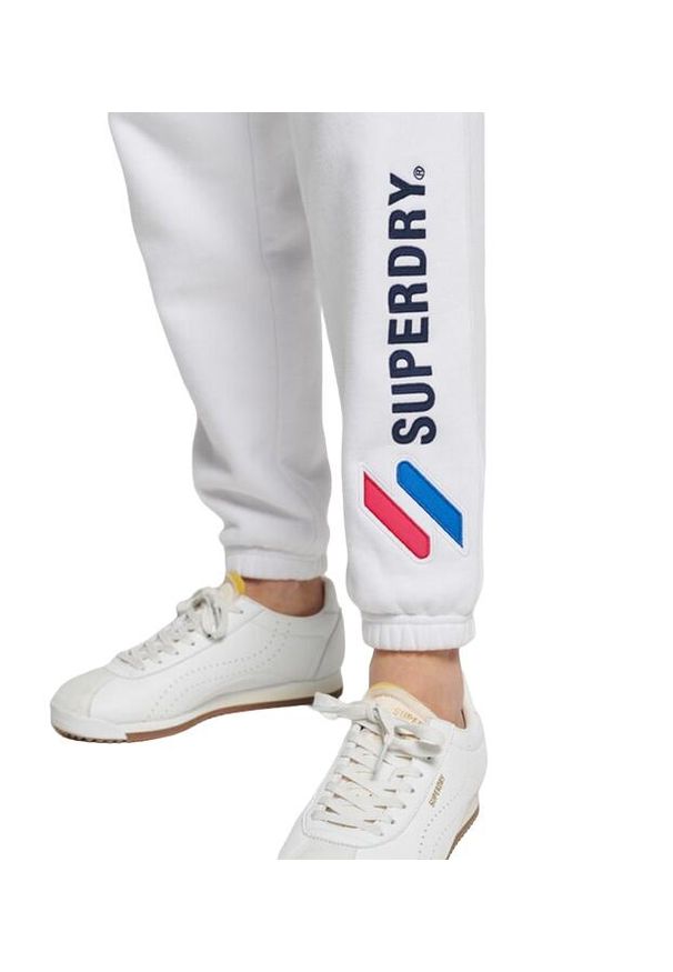 Spodnie turystyczne damskie Superdry Code Applique dresowe. Kolor: biały. Materiał: bawełna