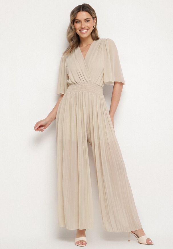 Born2be - Beżowy Plisowany Kombinezon o Kopertowym Kroju z Gumką w Talii Ameddie. Okazja: na co dzień. Kolor: beżowy. Styl: elegancki, casual