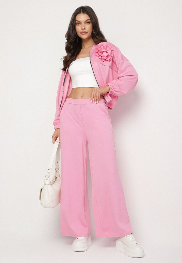 Born2be - Różowy Komplet Dresowy z Wiskozą Szerokie Spodnie i Bluza ze Stójką i Broszką Redasena. Kolor: różowy. Materiał: wiskoza, dresówka