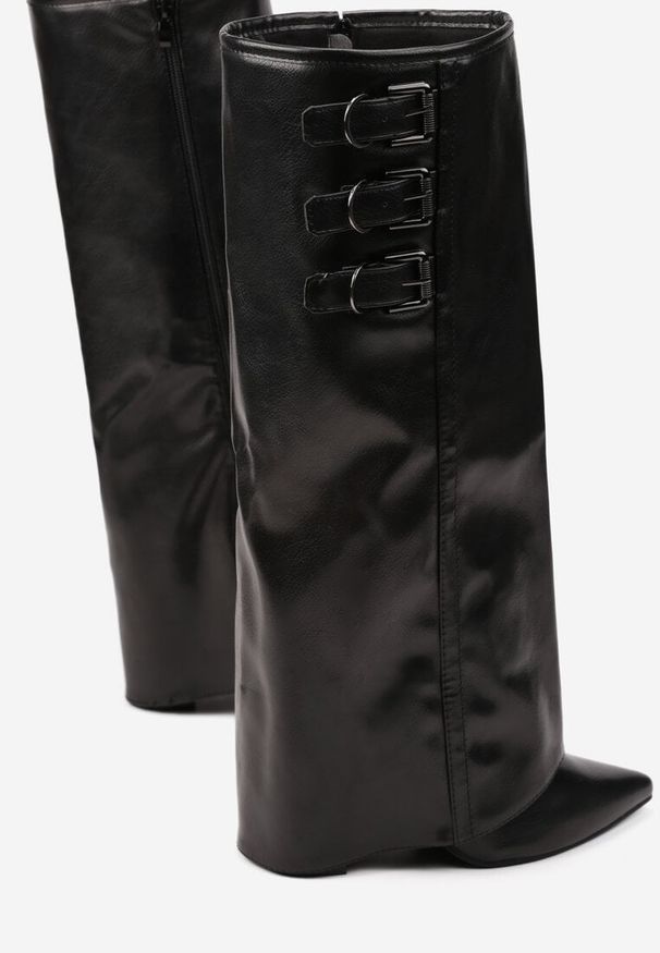 Born2be - Czarne Kozaki na Obcasie Ozdobione Wywiniętą Cholewką z Paskami i Klamrami Liennia. Okazja: na co dzień. Zapięcie: klamry. Kolor: czarny. Szerokość cholewki: normalna. Wzór: aplikacja. Obcas: na obcasie. Styl: elegancki, klasyczny, casual, wizytowy. Wysokość obcasa: średni