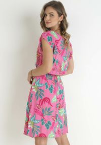 Born2be - Różowa Wiskozowa Sukienka Mini z Gumką w Pasie z Motywem Roślinnym Mireli. Okazja: na co dzień. Kolor: różowy. Materiał: wiskoza. Długość rękawa: krótki rękaw. Styl: casual. Długość: mini #5