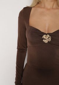 Born2be - Brązowa Sukienka Koktajlowa z Biżuteryjną Aplikacją i Długim Rękawem Idivianne. Kolor: brązowy. Długość rękawa: długi rękaw. Wzór: aplikacja. Typ sukienki: dopasowane. Styl: wizytowy #3