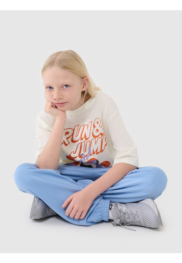 4f - 4F T-shirt oversize z nadrukiem chłopięcy - biały 128 (7-8 lat). Okazja: na co dzień. Kolor: biały. Materiał: dzianina, bawełna, jersey. Długość rękawa: krótki rękaw. Długość: krótkie. Wzór: nadruk. Sezon: lato. Styl: klasyczny, sportowy, casual