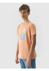 4F JUNIOR - T-shirt regular z nadrukiem chłopięcy - koral. Okazja: na co dzień. Kolor: różowy. Materiał: bawełna, dzianina, jersey. Długość rękawa: krótki rękaw. Długość: krótkie. Wzór: nadruk. Sezon: lato. Styl: casual, sportowy #1