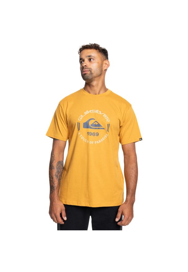 Quiksilver - Koszulka z krótkim rękawem dla Mężczyzn CIRCLE LOGO Żółty. Kolor: wielokolorowy, brązowy, żółty. Materiał: bawełna, materiał. Długość rękawa: krótki rękaw. Długość: krótkie. Wzór: nadruk