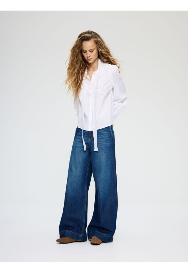 Reserved - Jeansy wide leg - granatowy. Kolor: niebieski