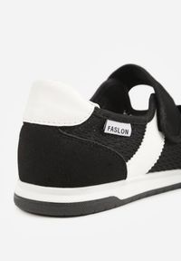 Renee - Czarne Tenisówki Typu Sneakeriny Ozdobione Napisem Emirinne. Okazja: na co dzień. Zapięcie: rzepy. Kolor: czarny. Wzór: aplikacja, napisy. Styl: casual #8