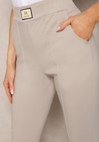 Renee - Jasnobeżowe Spodnie High Waist z Elastycznego Materiału Wykończone Gumką Rigadona. Stan: podwyższony. Kolor: beżowy. Materiał: materiał. Styl: elegancki #4