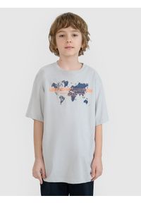 4f - 4F T-shirt oversize z nadrukiem chłopięcy - szary 158 (12-13 lat). Okazja: na co dzień. Kolor: szary. Materiał: jersey, bawełna, dzianina. Długość rękawa: krótki rękaw. Długość: krótkie. Wzór: nadruk. Sezon: lato. Styl: sportowy, klasyczny, casual #1