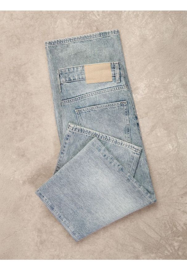 Reserved - Jeansy loose z efektem sprania - granatowy. Kolor: niebieski