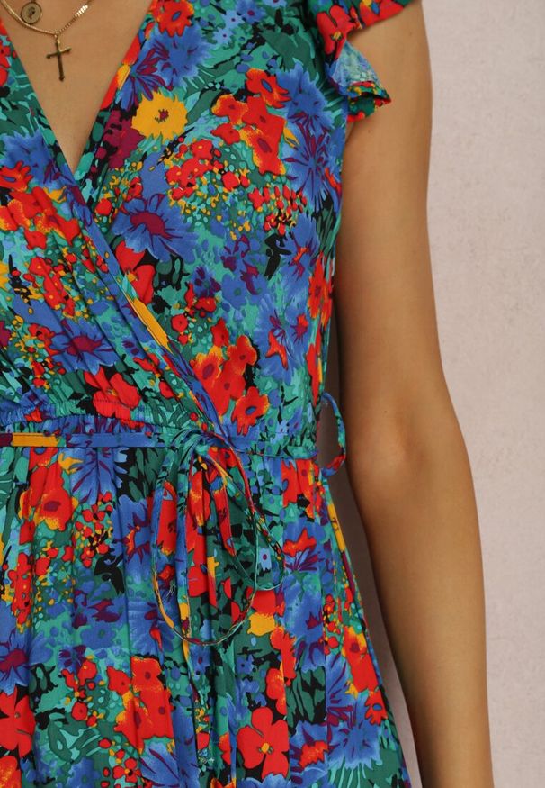 Renee - Niebieska Sukienka Calyniassi. Typ kołnierza: kokarda, dekolt w serek, kołnierz z falbankami. Kolor: niebieski. Wzór: nadruk, kwiaty. Typ sukienki: kopertowe. Długość: maxi