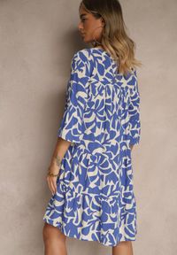 Renee - Niebieska Sukienka z Wiskozy o Rozkloszowanym Kroju w Abstrakcyjny Wzór Lirese. Okazja: na co dzień. Kolor: niebieski. Materiał: wiskoza. Styl: elegancki, casual