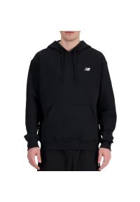 Bluza New Balance MT41508BK - czarna. Okazja: na co dzień. Kolor: czarny. Materiał: bawełna, poliester, tkanina, dresówka. Wzór: aplikacja. Styl: klasyczny, casual