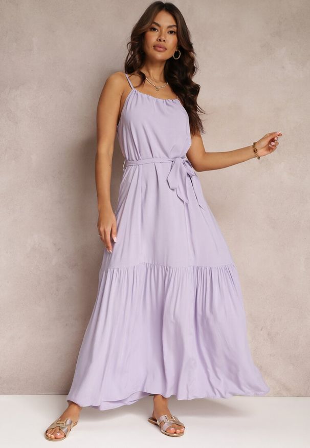 Renee - Fioletowa Rozkloszowana Sukienka na Ramiączkach z Wiązanym Paskiem Diadite. Kolor: fioletowy. Materiał: wiskoza, materiał. Długość rękawa: na ramiączkach. Sezon: lato