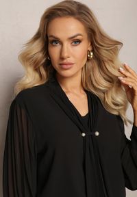 Renee - Czarna Bluzka z Wiązaniem wokół Szyi i Plisowanym Rękawem Henokia. Kolor: czarny. Styl: elegancki #5