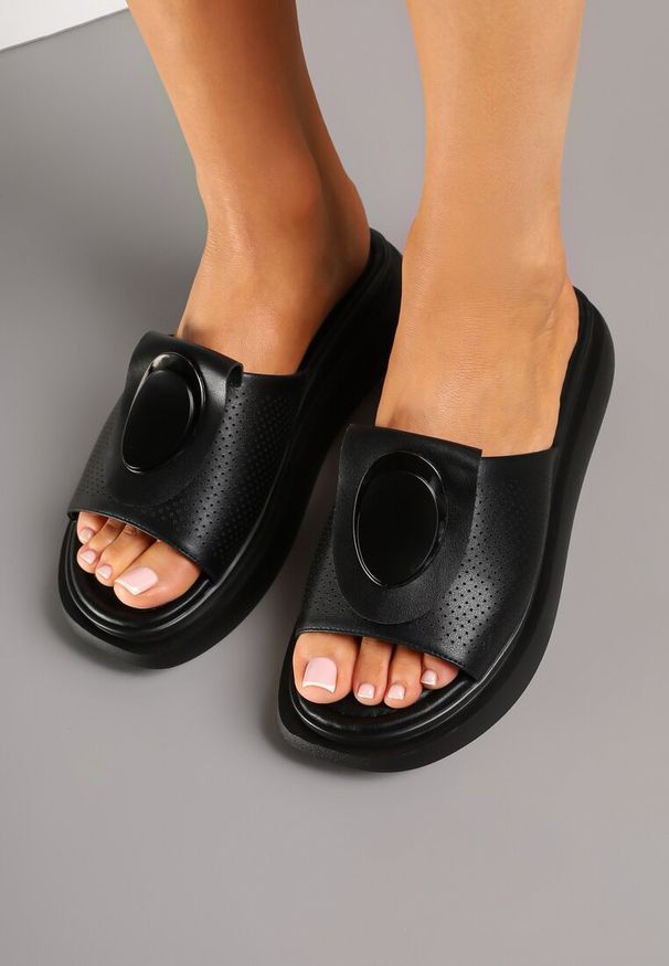 Renee - Czarne Klapki Skórzane z Ozdobnym Paskiem Xirania. Okazja: na co dzień. Kolor: czarny. Materiał: skóra. Sezon: lato. Styl: elegancki, casual