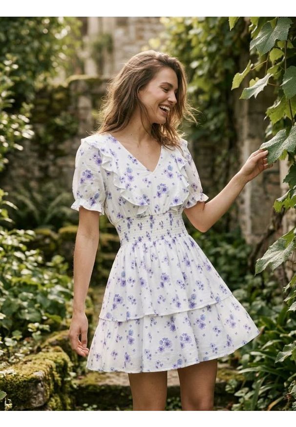 Sinsay - Sukienka mini z wiskozą w kwiatowy wzór - wielobarwny. Materiał: wiskoza. Wzór: kwiaty. Długość: mini