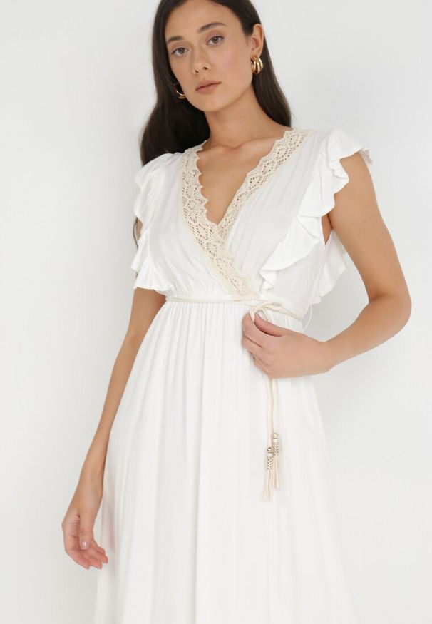Born2be - Biała Sukienka Lasthusa. Kolor: biały. Materiał: koronka. Długość rękawa: bez rękawów. Sezon: lato. Typ sukienki: kopertowe. Styl: boho, wakacyjny. Długość: mini