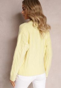 Renee - Żółty Klasyczny Sweter w Ozdobny Splot Olgame. Kolor: żółty. Materiał: dzianina, tkanina. Wzór: ze splotem. Styl: klasyczny #3