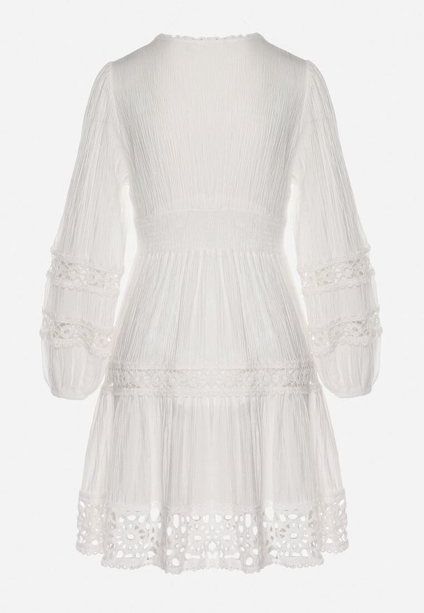 Born2be - Biała Sukienka Mini z Ażurowymi Wstawkami i Gumką w Talii Raliasa. Kolor: biały. Materiał: koronka. Wzór: ażurowy. Styl: boho. Długość: mini