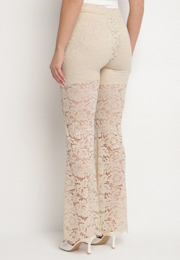 Born2be - Beżowe Spodnie Koronkowe o Fasonie Dzwonów Vortiga. Okazja: na co dzień. Kolor: beżowy. Materiał: koronka. Wzór: koronka. Styl: elegancki, casual