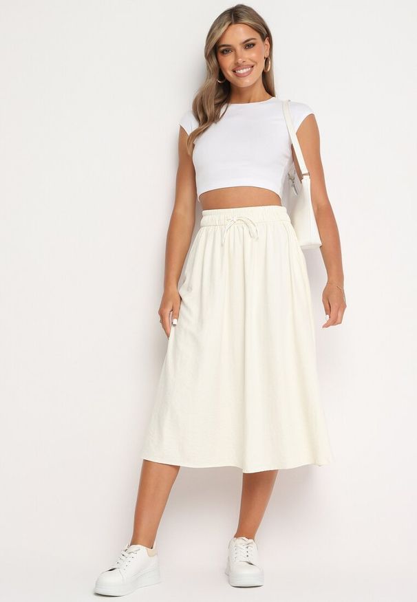 Born2be - Jasnobeżowa Rozkloszowana Spódnica z Gumką w Pasie i Ściągaczem Xegelia. Okazja: na co dzień. Kolor: beżowy. Styl: elegancki, casual