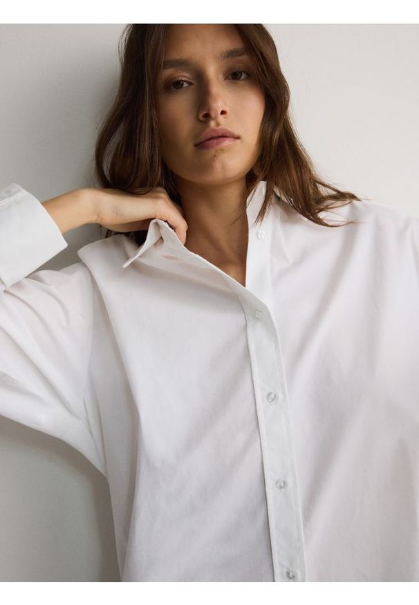 Reserved - Koszula oversize - biały. Kolor: biały. Materiał: bawełna, tkanina
