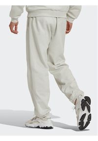 Adidas - adidas Spodnie dresowe Reveal Essentials HK2728 Beżowy Regular Fit. Kolor: beżowy. Materiał: bawełna, dresówka #4