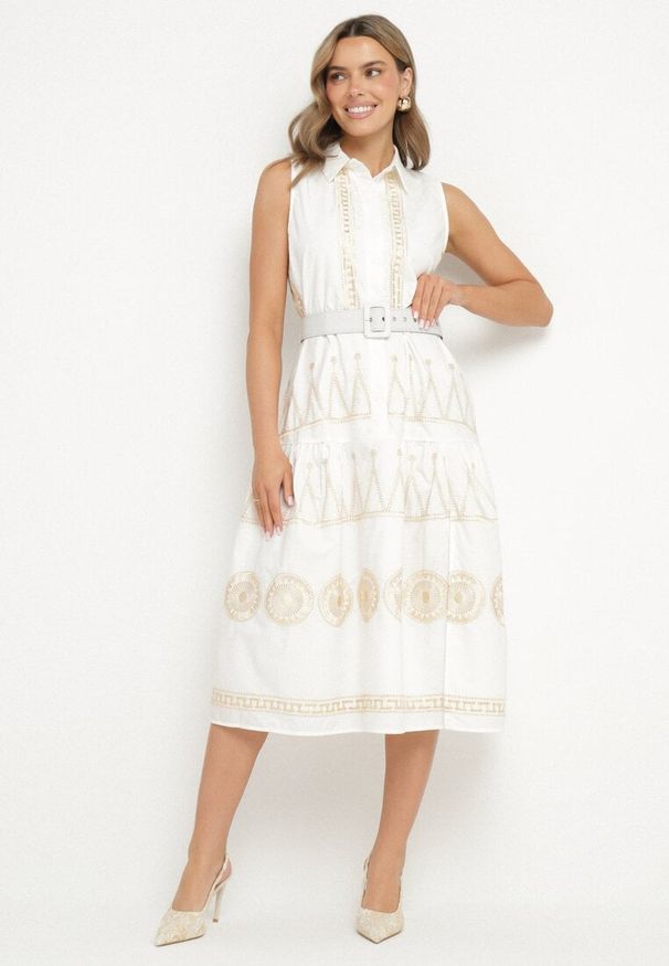 Born2be - Biała Koszulowa Sukienka z Ozdobnym Haftem i Paskiem Mallivena. Okazja: na co dzień. Typ kołnierza: kołnierzyk klasyczny. Kolor: biały. Materiał: jeans, bawełna, poliester, materiał. Wzór: haft. Typ sukienki: koszulowe. Styl: casual, klasyczny