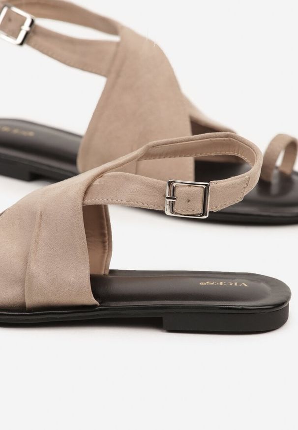 Renee - Ciemnobeżowe Sandały Japonki Vices z Ozdobnymi Paskami Naliava. Zapięcie: pasek. Kolor: beżowy. Sezon: lato. Styl: elegancki