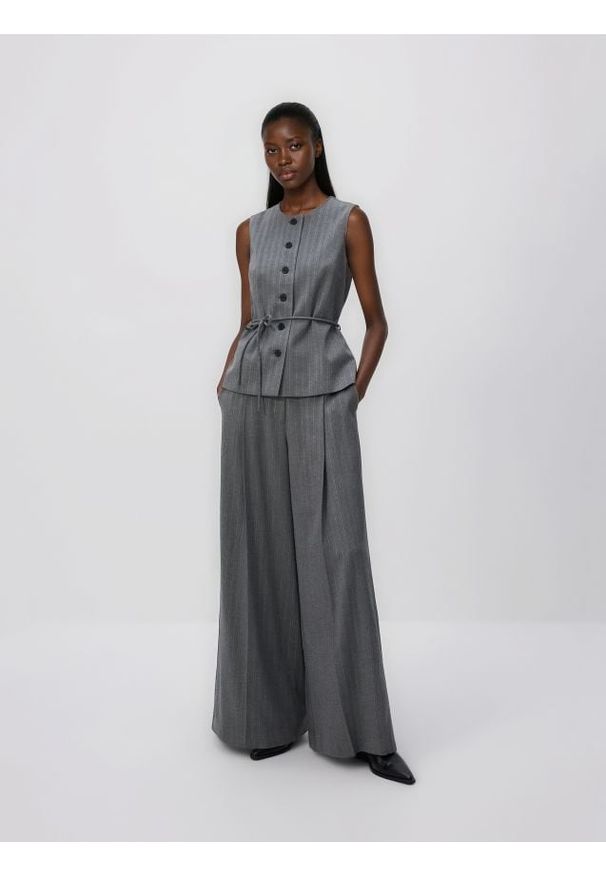 Reserved - Szerokie spodnie w paski - ciemnoszary. Kolor: szary. Materiał: wiskoza, tkanina. Wzór: paski