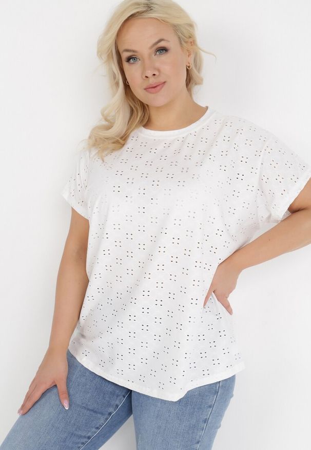 Born2be - Biała Bluzka Galiolea. Typ kołnierza: kołnierz z falbankami. Kolekcja: plus size. Kolor: biały. Materiał: dzianina. Długość: krótkie. Wzór: aplikacja, haft, ażurowy, kwiaty, nadruk