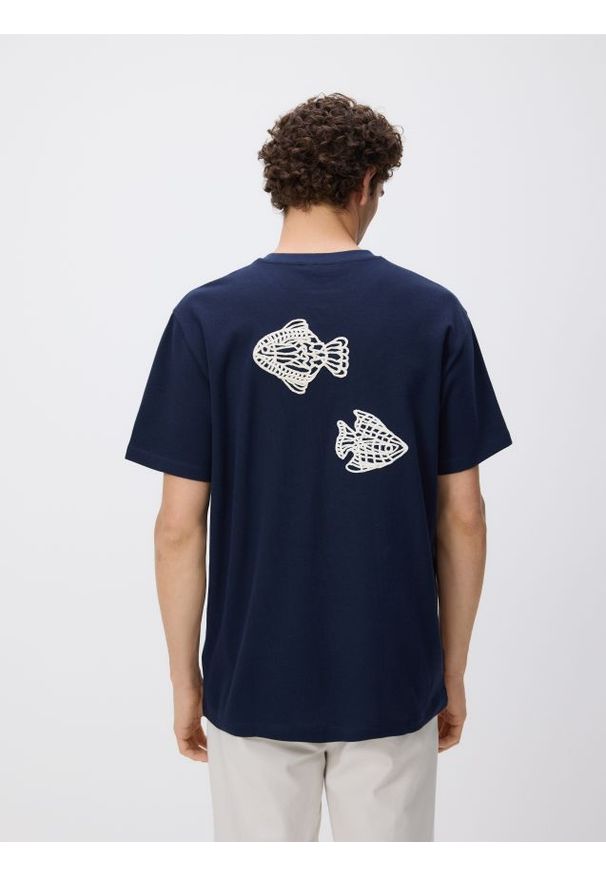 Reserved - T-shirt comfort z haftem na plecach - granatowy. Kolor: niebieski. Materiał: bawełna, dzianina. Wzór: haft