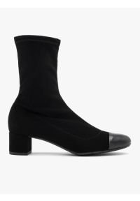 Ryłko - Czarne botki z lakierowanym noskiem. Okazja: na co dzień. Nosek buta: okrągły. Zapięcie: zamek. Kolor: czarny. Szerokość cholewki: normalna. Materiał: syntetyk. Obcas: na obcasie. Styl: casual, street. Wysokość obcasa: średni #1