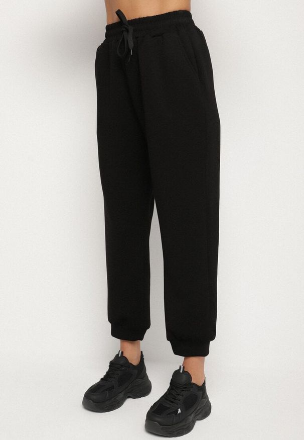 Born2be - Czarny Komplet Dresowy z Bawełną Bluza i Spodnie Joggery Ette. Kolor: czarny. Materiał: bawełna, dresówka