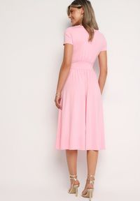Born2be - Różowa Taliowana Sukienka z Dekoltem na Zakładkę Quimadea. Okazja: na spotkanie biznesowe. Kolor: różowy. Materiał: materiał. Wzór: aplikacja. Styl: elegancki, biznesowy #7