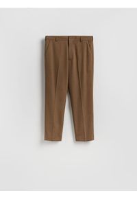 Reserved - Spodnie chino regular fit - brązowy. Kolor: brązowy. Materiał: wiskoza, tkanina #1