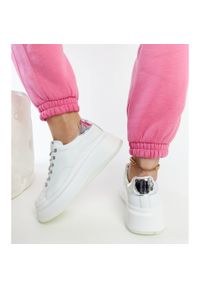 Białe sneakersy na platformie GOE NN2N4033. Nosek buta: okrągły. Kolor: biały. Materiał: materiał, guma. Sezon: lato. Obcas: na platformie. Wysokość obcasa: średni #4