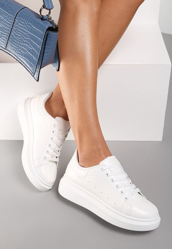 Renee - Białe Sneakersy na Niskiej Platformie w Klasycznym Stylu Lucid Dream. Okazja: na co dzień. Kolor: biały. Materiał: jeans. Obcas: na platformie