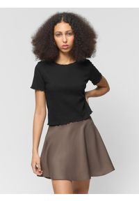 outhorn - T-shirt crop top gładki damski Outhorn - czarny. Kolor: czarny. Materiał: elastan, bawełna, prążkowany, dzianina. Długość rękawa: krótki rękaw. Długość: krótkie. Wzór: gładki #1