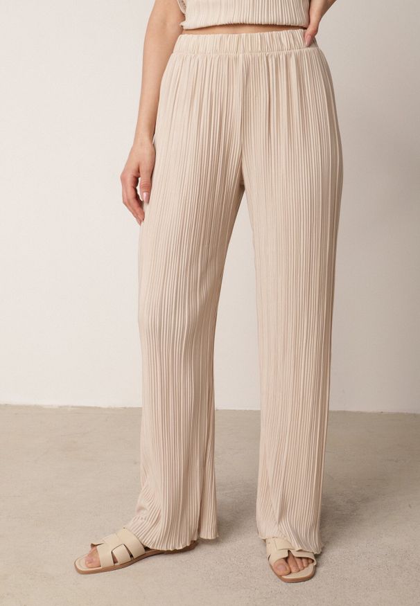 Born2be - Beżowe Szerokie Spodnie z Wysokim Stanem ze Zwiewnej Tkaniny z Plisami Galiris. Okazja: do pracy, na co dzień, na spotkanie biznesowe. Stan: podwyższony. Kolor: beżowy. Materiał: tkanina. Długość: długie. Styl: elegancki, biznesowy, casual