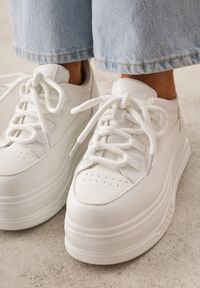 Renee - Białe Chunky Sneakersy VICES na Platformie Azilera. Nosek buta: okrągły. Zapięcie: sznurówki. Kolor: biały. Materiał: skóra, materiał. Obcas: na platformie. Wysokość obcasa: średni #3